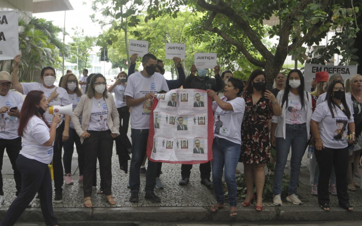 Manifestantes pedem justiça em frente ao Fórum da Capital, onde Jairinho e Monique serão ouvidos nesta quarta - Marcos Porto / Agência O Dia