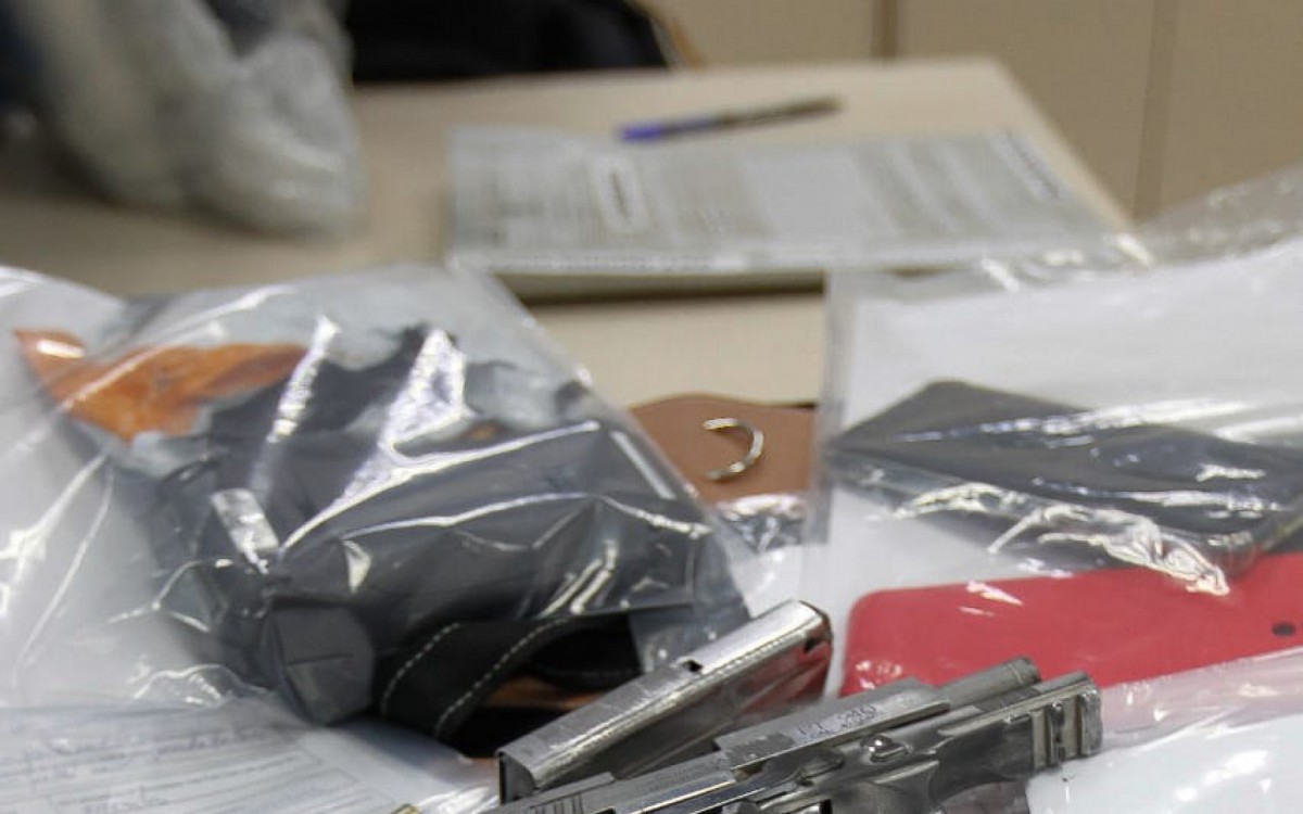 Arma, documentos e celulares foram apreendidos durante opera&ccedil;&atilde;o da Pol&iacute;cia Civil contra a lavagem de dinheiro, na Kelson's