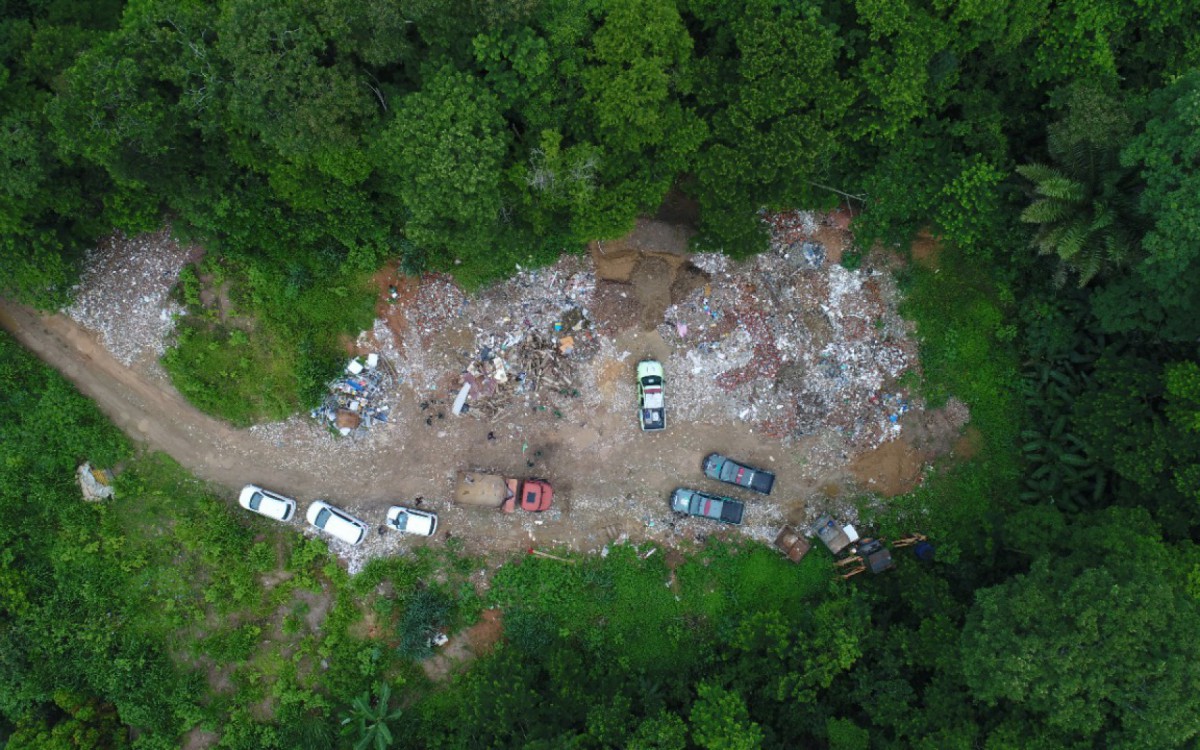 Secretaria de Meio Ambiente da Prefeitura do Rio embarga local de despejo ilegal&Acirc;&nbsp;de res&Atilde;&shy;duos ao lado do Parque Estadual da Pedra Branca