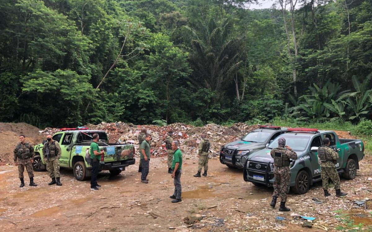 Secretaria de Meio Ambiente da Prefeitura do Rio embarga local de despejo ilegal&nbsp;de res&iacute;duos ao lado do Parque Estadual da Pedra Branca