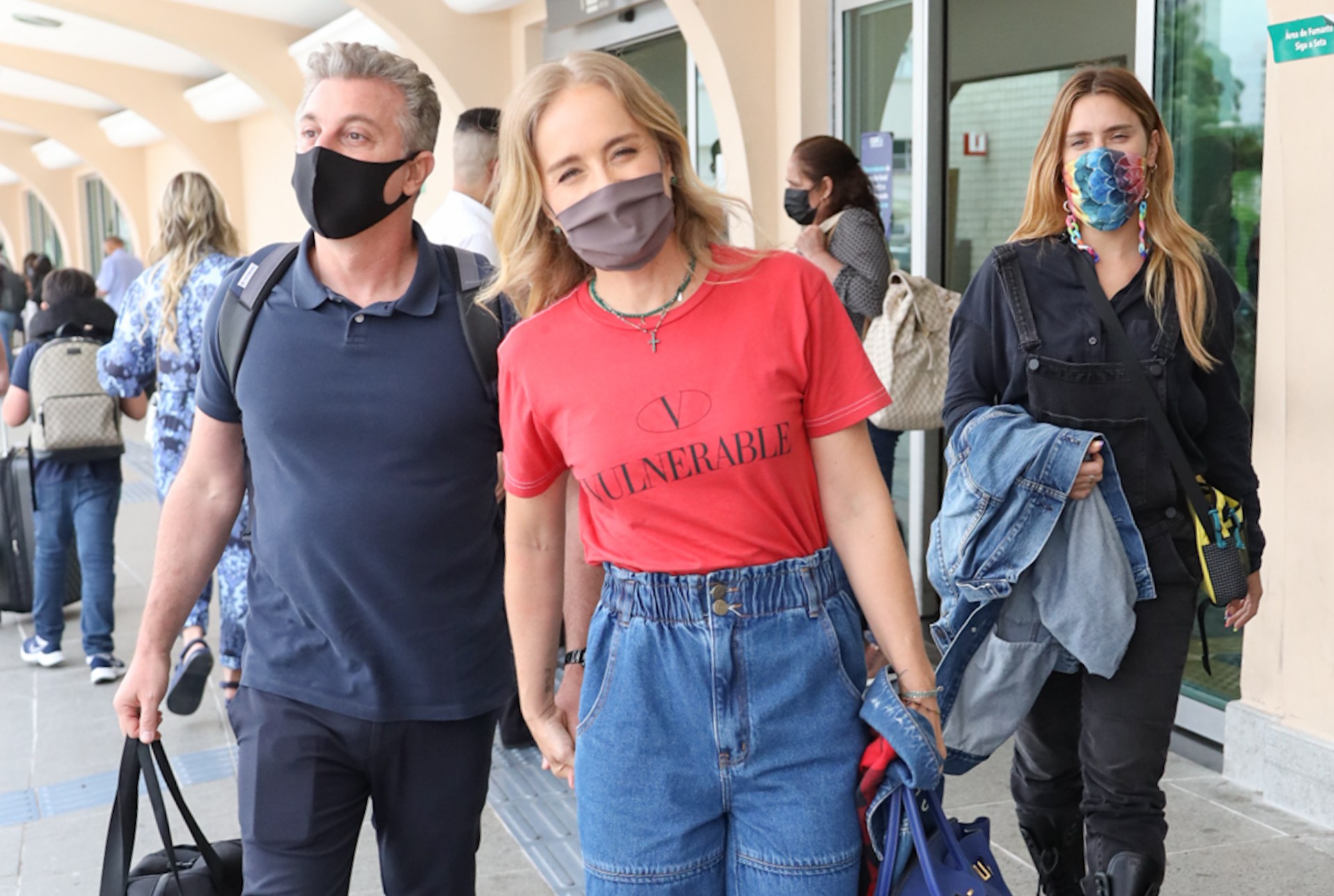 Luciano Huck, Angélica e Carolina Dieckmann desembarcam em aeroporto de São Paulo - Lucas Ramos / AgNews