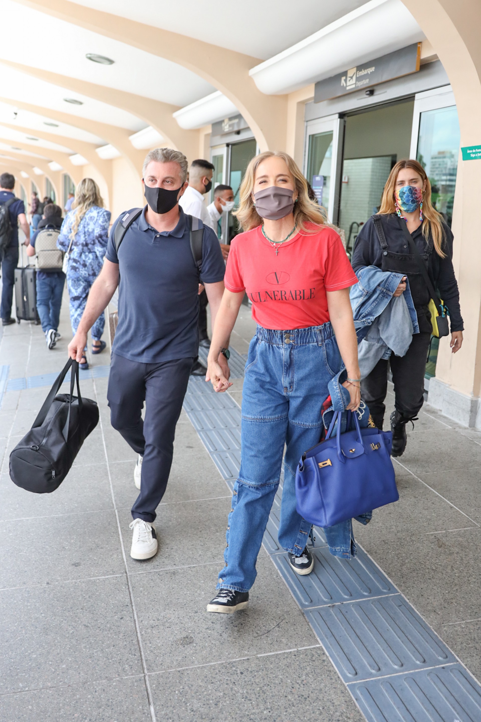 Luciano Huck, Angélica e Carolina Dieckmann desembarcam em aeroporto de São Paulo - Lucas Ramos / AgNews