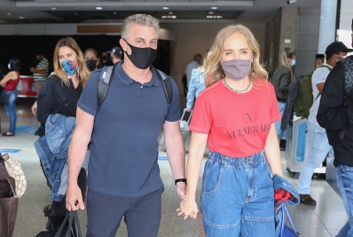Luciano Huck, Angélica e Carolina Dieckmann desembarcam em aeroporto de São Paulo