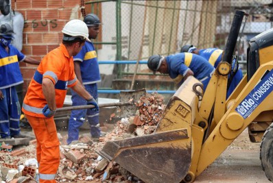 Construções irregulares são demolidas na Zona Norte
