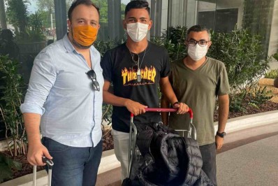 Goleiro Tomate desembarca no Rio de Janeiro para assinar com o Botafogo