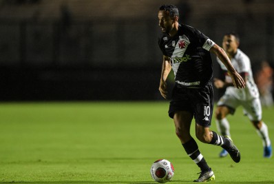 Nenê iguala Elton como segundo maior goleador do Vasco no século e só fica atrás de Romário