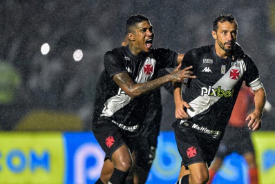 Nenê iguala Elton como segundo maior goleador do Vasco no século e só fica atrás de Romário