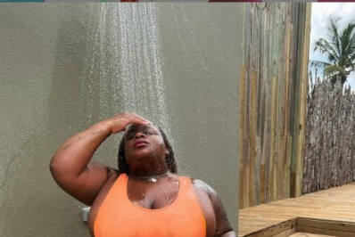 Jojo Todynho se refresca em chuveirão durante lua de mel e rebate críticas: 'Sou uma mulher bem comida'