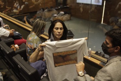 Mãe de Elisa Samudio acompanha audiência de Monique Medeiros e Dr. Jairinho