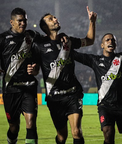Nenê, do Vasco, comemora seu gol durante a partida entre Vasco e Portuguesa válida pela quinta rodada da Taça Guanabara 2022 (primeira fase do Campeonato Carioca, realizada no Estádio São Januário, na zona norte do Rio de Janeiro, nesta quarta-feira (09).