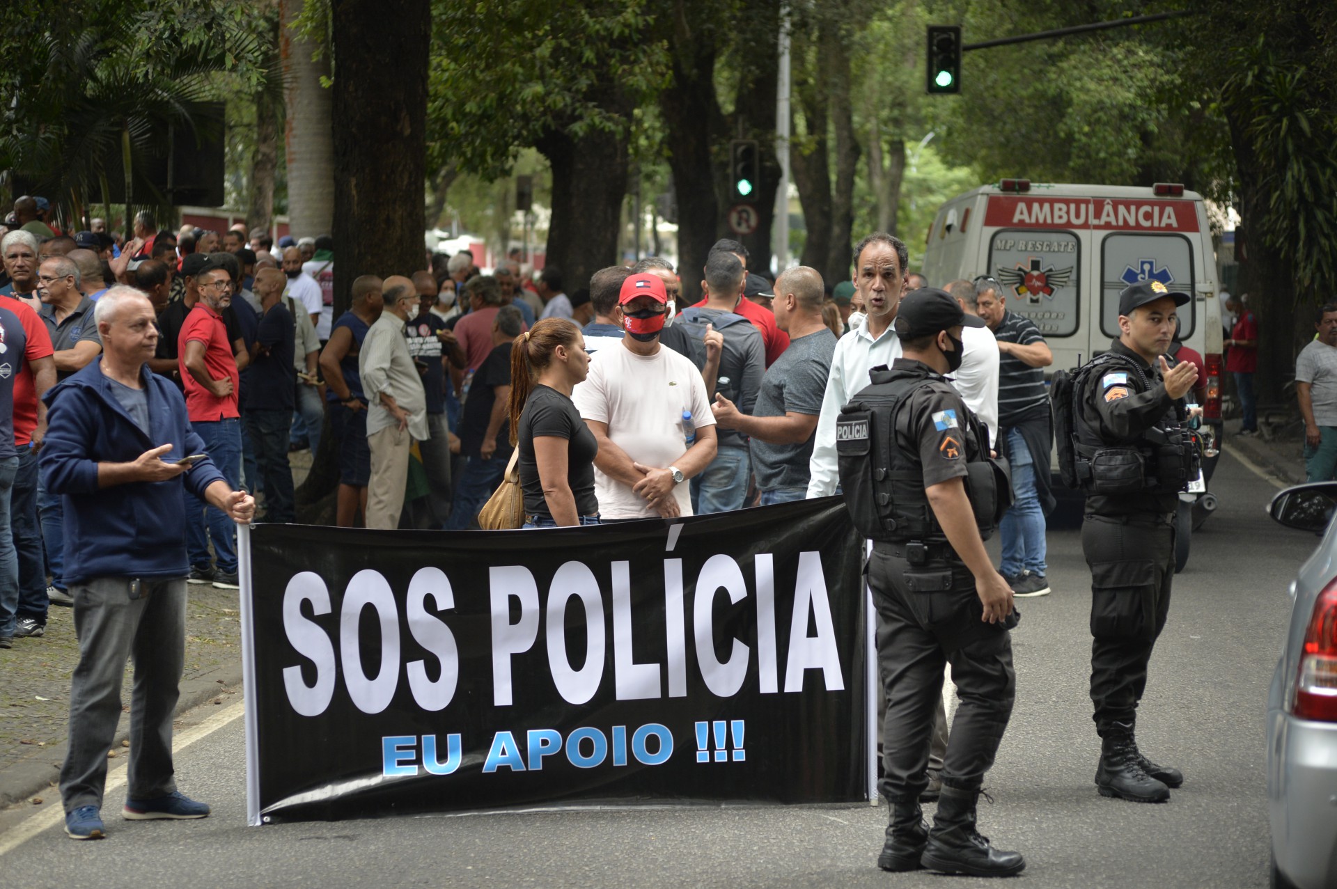 Protesto de Pol&iacute;cias e bombeiros, por quest&otilde;es previdenci&aacute;rias, no Largo do Machado. - Fabio Costa/ Ag&ecirc;ncia O Dia                           