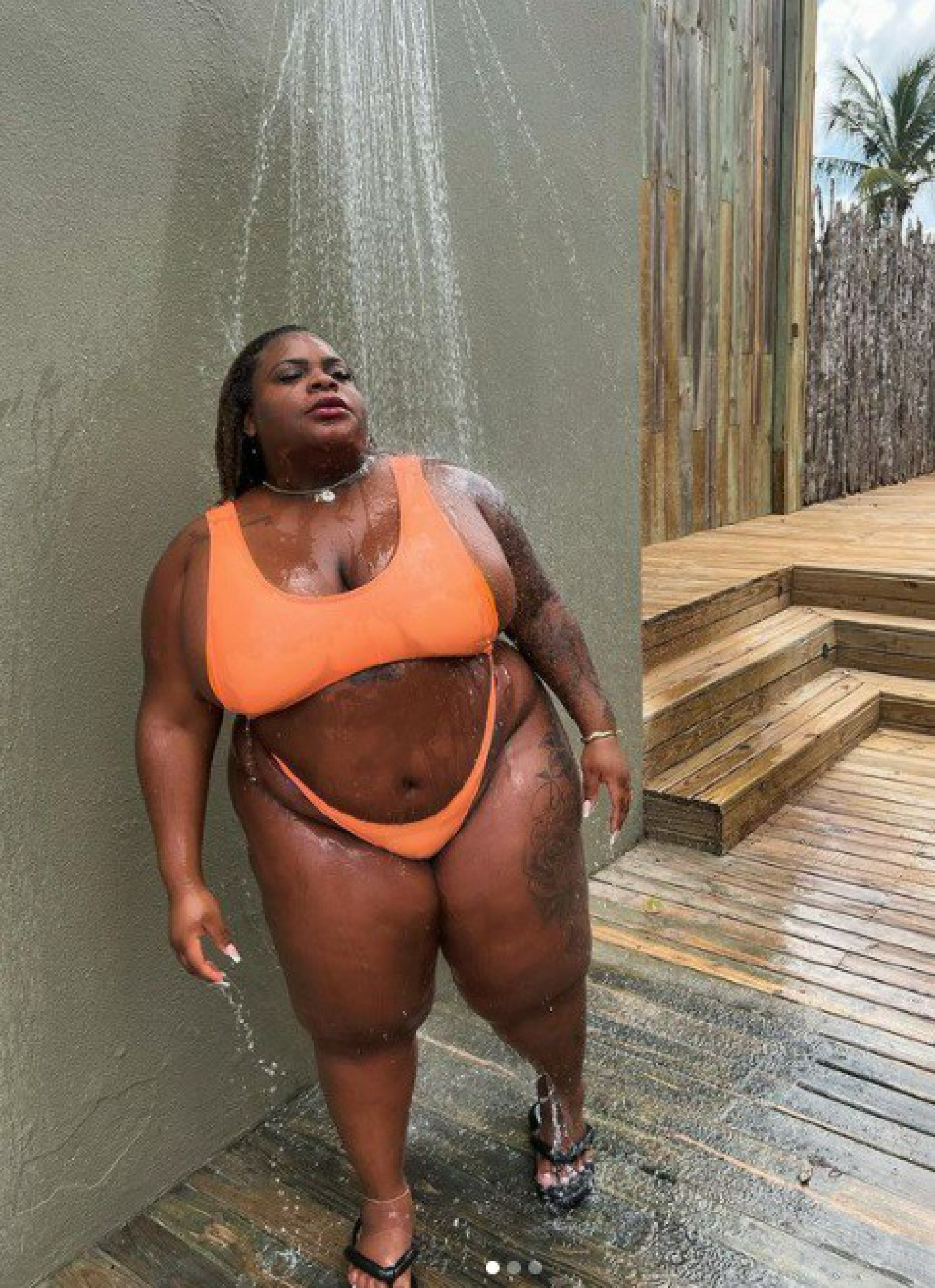 Jojo se refresca com banho de chuveiro - reprodução do instagram