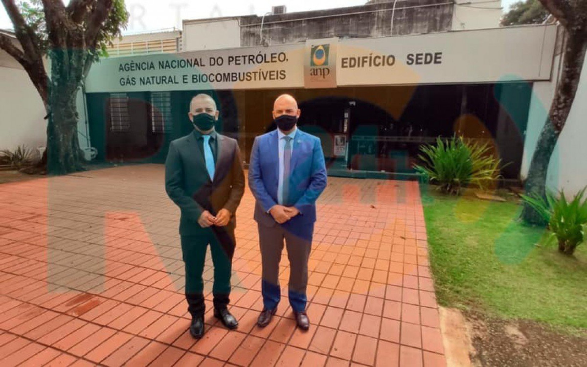 Prefeitos Vantoil Martins de Iguaba; e Fabio do Pastel de São Pedro na porta da ANP brigando pelo aumento dos royalties em 2021 - Rede social 