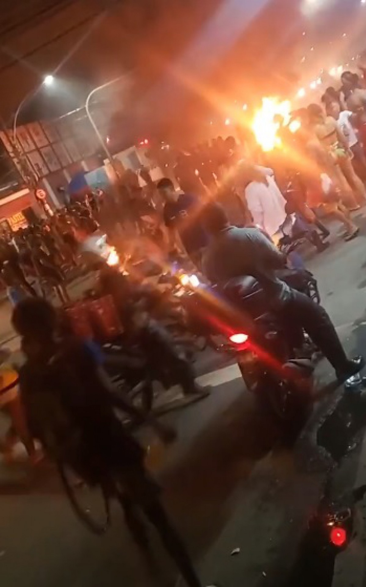 Moradores fazem protesto na entrada da comunidade do Jacarezinho