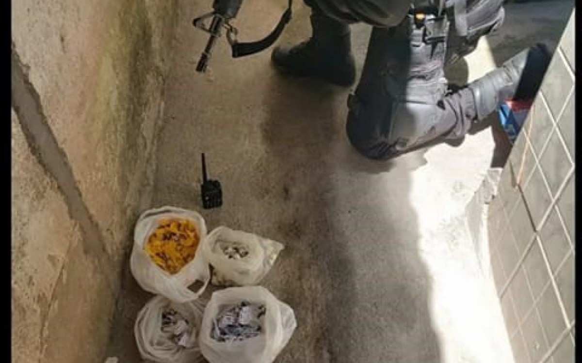 PM prende suspeitos, recupera moto roubada e apreende drogas em Meriti