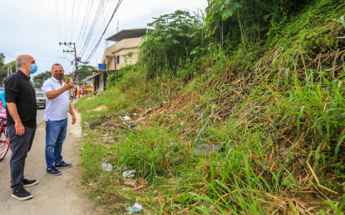 O diretor do DER, Rog&eacute;rio Pe&ccedil;anha, acompanhou o prefeito Waguinho aos locais que necessitam de encostas

 
