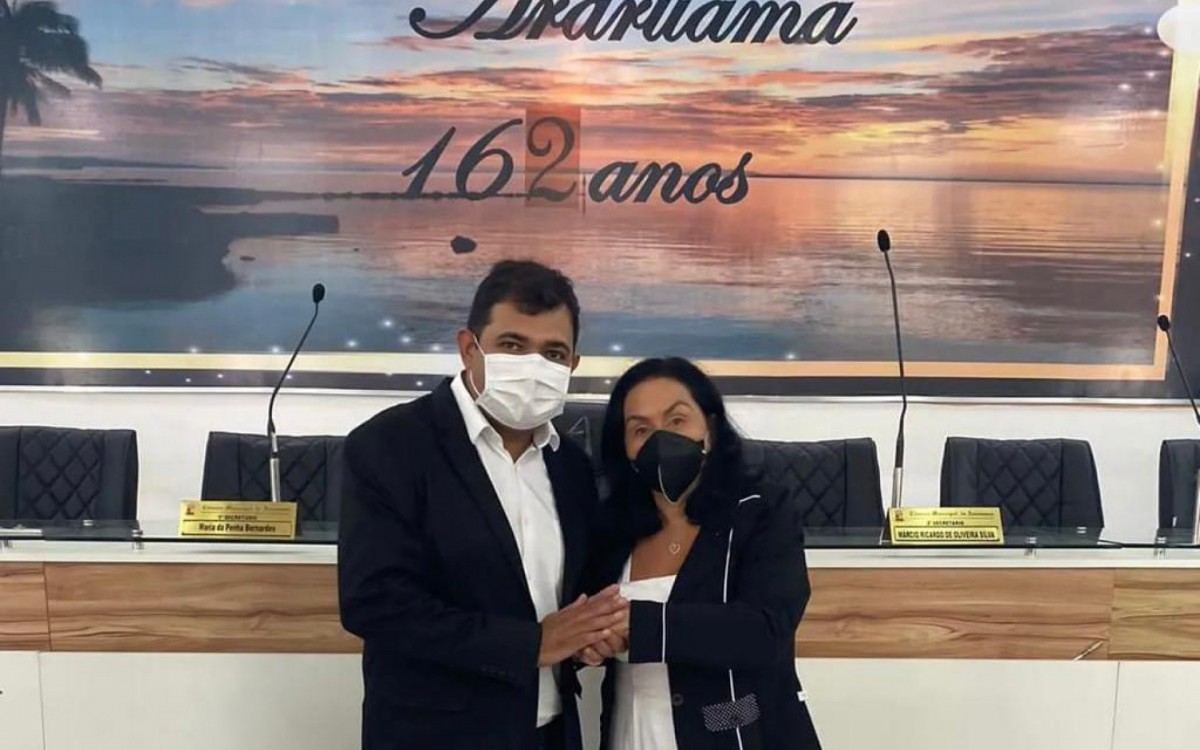 Vereador licenciado El&oacute;i Ramalho e sua suplente, Valeria Amaral.