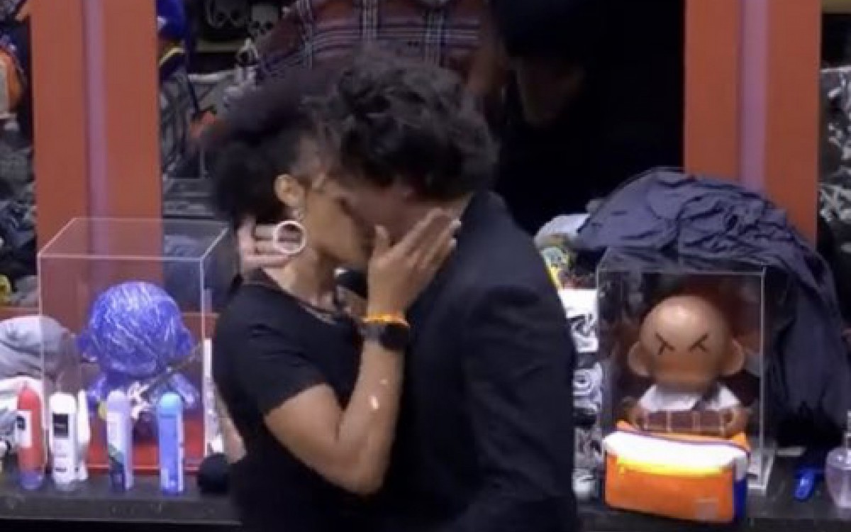 Clima esquenta entre Natália e Eliezer no quarto Grunge - Reprodução