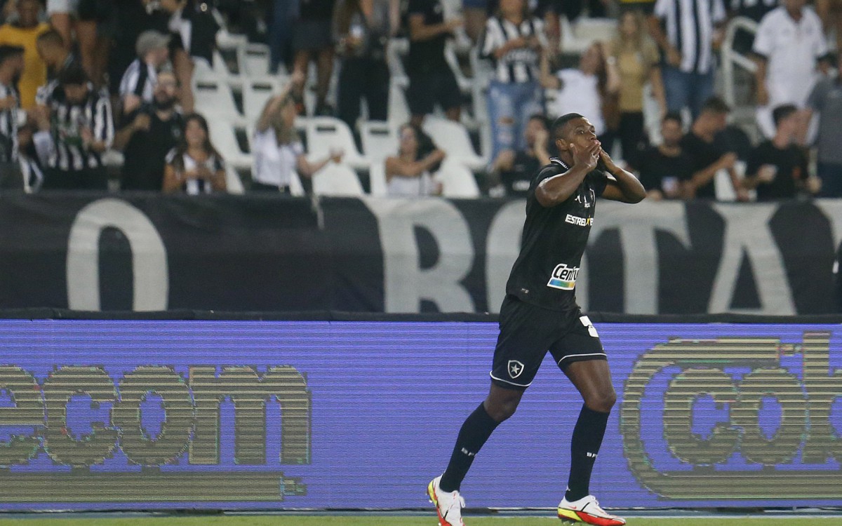 Kanu comemora gol do Botafogo contra o Fluminense