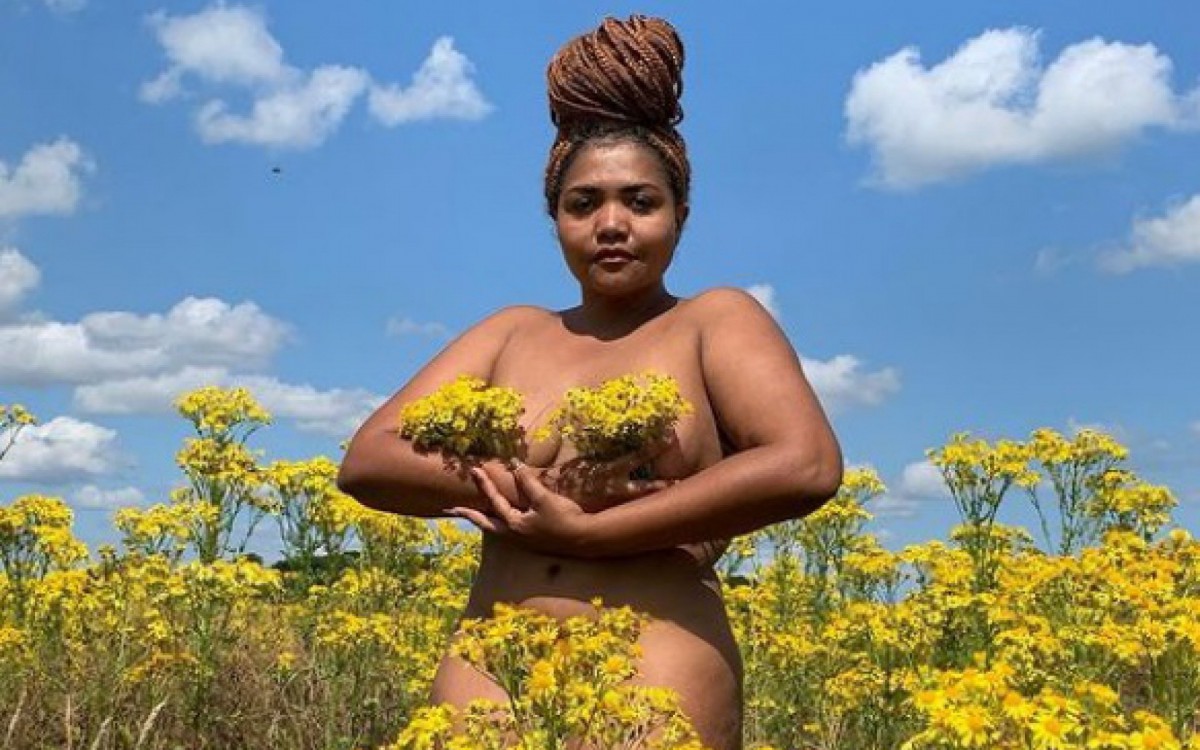 Gaby Amarantos posa nua em meio &agrave; natureza