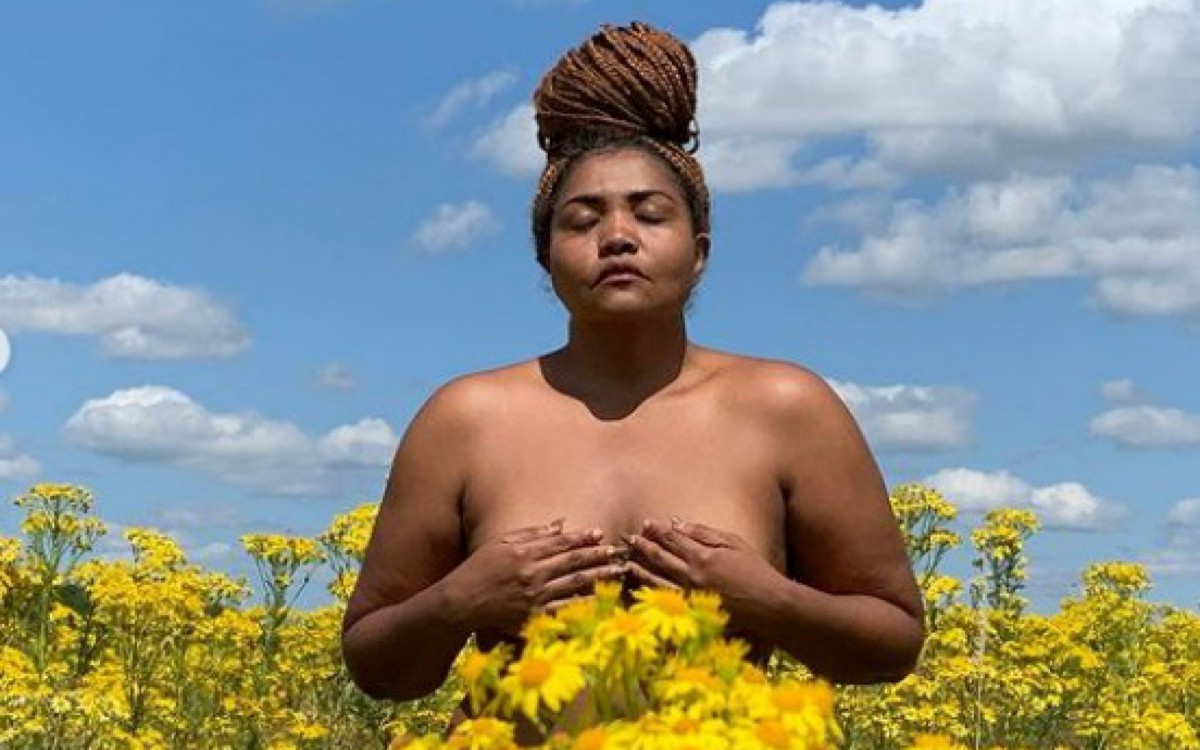 Gaby Amarantos posa nua em meio &agrave; natureza