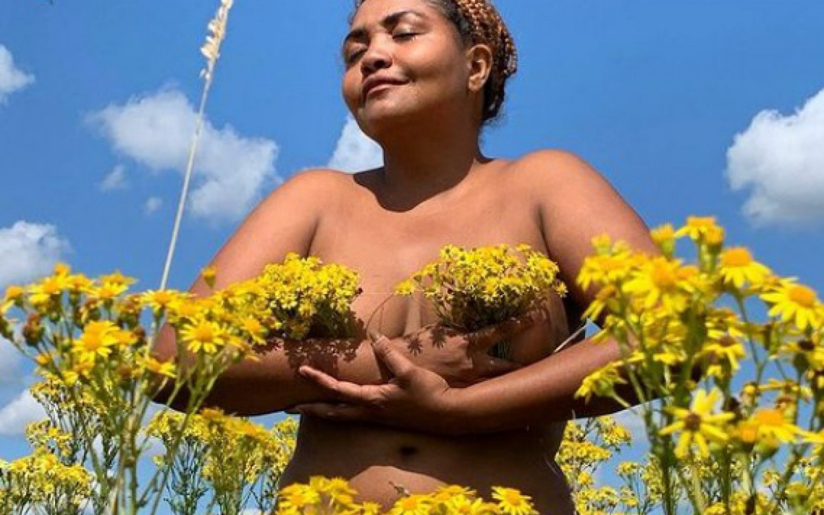 Gaby Amarantos posa nua em meio &agrave; natureza