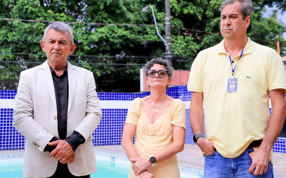 Da esquerda para a direita: Prefeito, Dr. Jo&atilde;o; diretora da unidade escolar, Rosimari de Almeida e secret&aacute;rio de educa&ccedil;&atilde;o, Jos&eacute; Carlos