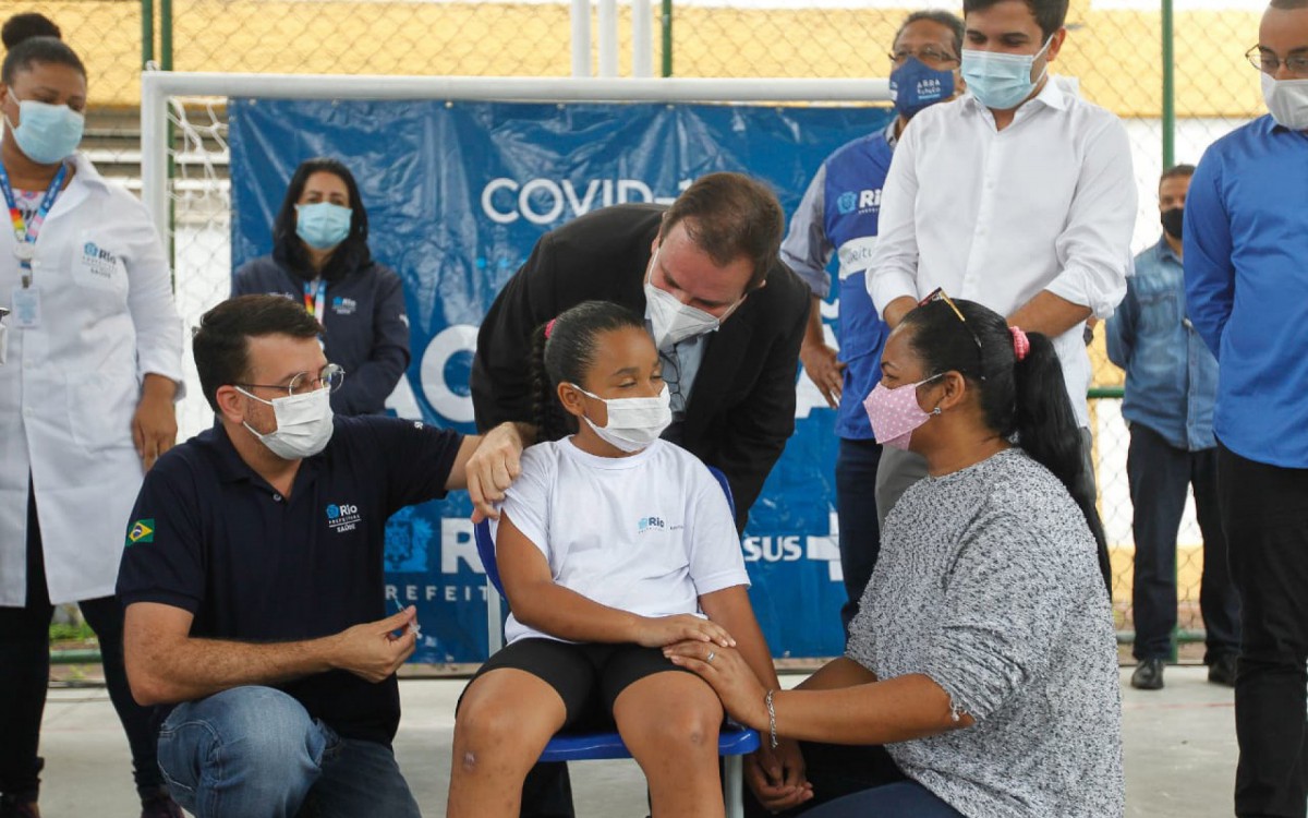 Ant&ocirc;nia da Cunha, levou a filha Fabiane da Cunha para se vacinar contra a covid-19