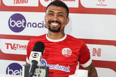 Ex-jogador de Botafogo e Fluminense agride torcedor após derrota