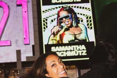 Samantha Schmütz lança música e comemora divulgação na Times Square