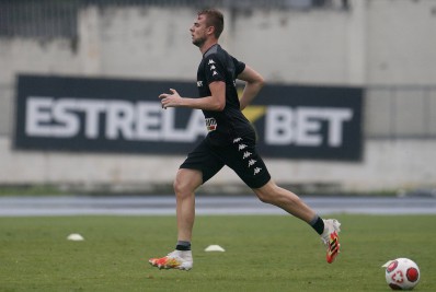 Joel Carli treina no Botafogo, mas está fora do clássico com o Flamengo