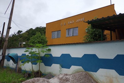 Bandidos saqueiam colégio no RJ e levam merenda escolar, cadernos, absorventes e todo o cabeamento elétrico