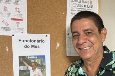 Zeca Pagodinho vira funcionário do mês de tanto frequentar salão de beleza