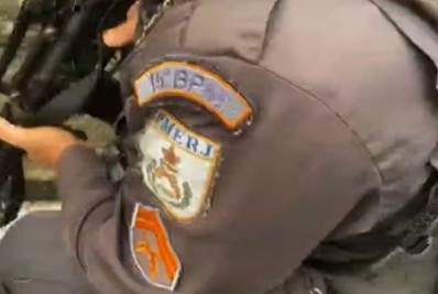 Vídeo: Homem é ferido durante confronto com policiais em Caxias