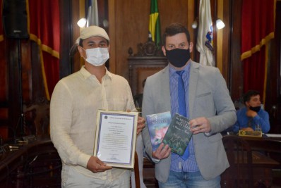 Professor Jonas Masetti recebe moção congratulatória do presidente da Câmara Hingo Hammes