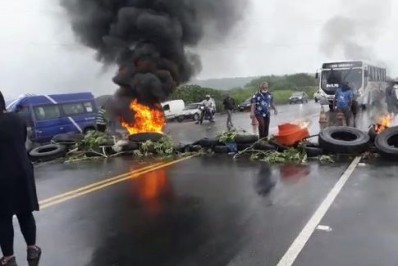 Manifestantes fecham RJ-106 na altura de Botafogo, em Cabo Frio
