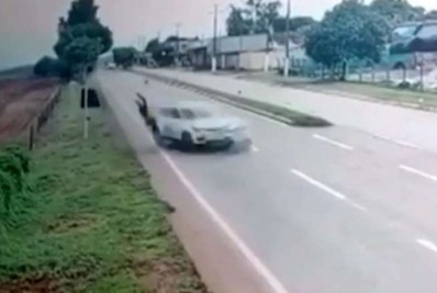 Homem gira no ar após ser atingido por carro, cai e sobrevive