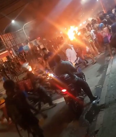 Moradores fazem protesto na entrada da comunidade do Jacarezinho - Divulgação