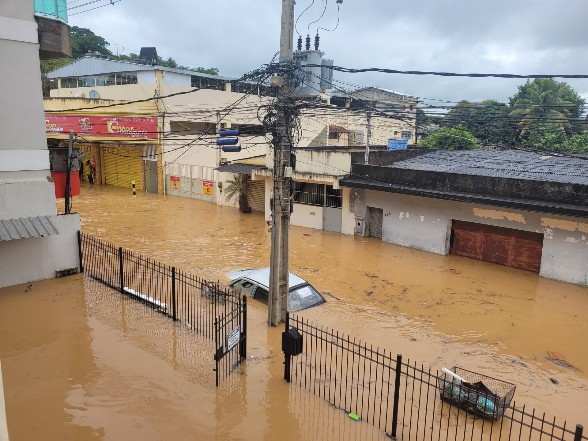 Imagens das áreas mais atingidas de Miracema, onde água invadiu casas e arrastou carros - Reprodução/Redes Sociais