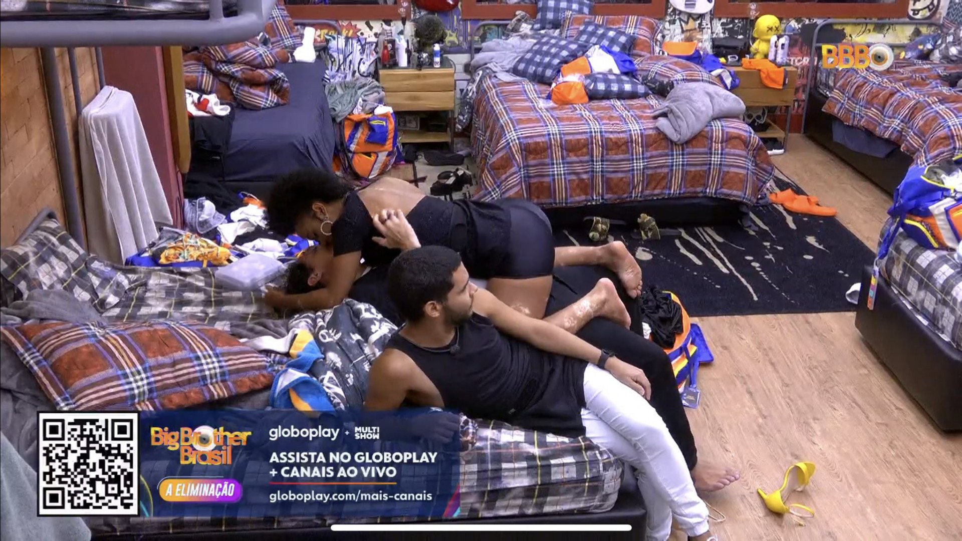 Clima esquentou entre Eliezer e Natália no quarto Grunge - Reprodução