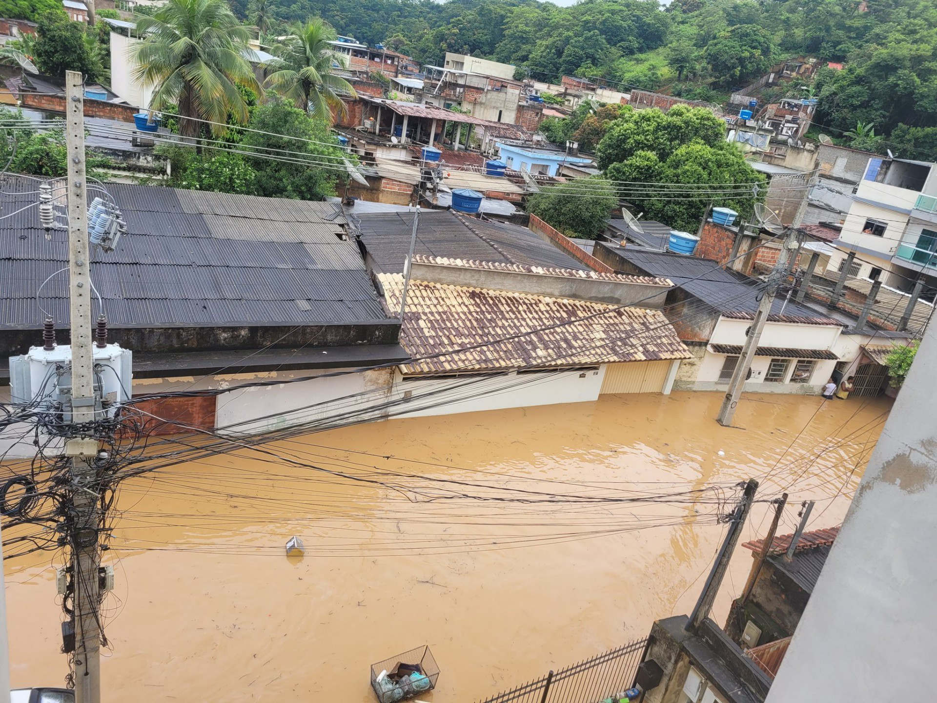 Imagens das áreas mais atingidas de Miracema, onde água invadiu casas e arrastou carros - Reprodução/Redes Sociais