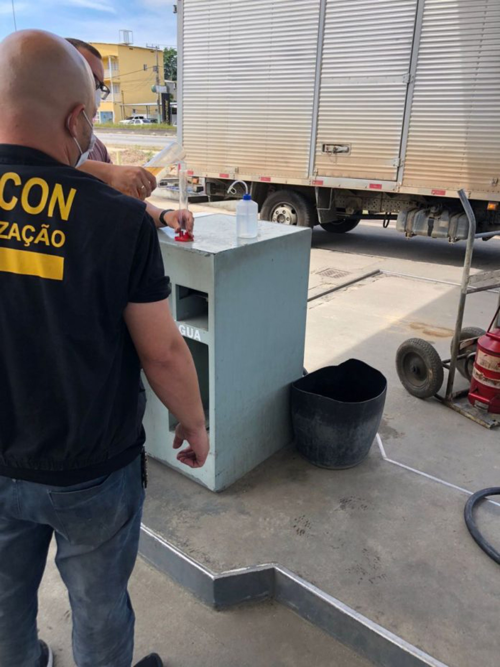 Procon descarta mais de 120 kg de alimentos impróprios para consumo em restaurante e açougue de São Pedro da Aldeia - Divulgação