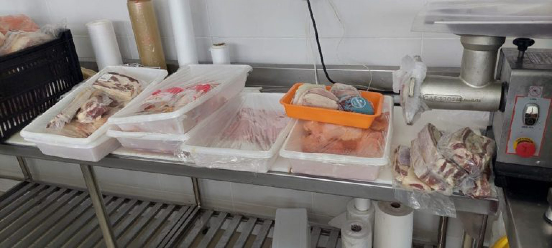 Procon descarta mais de 120 kg de alimentos impróprios para consumo em restaurante e açougue de São Pedro da Aldeia - Divulgação