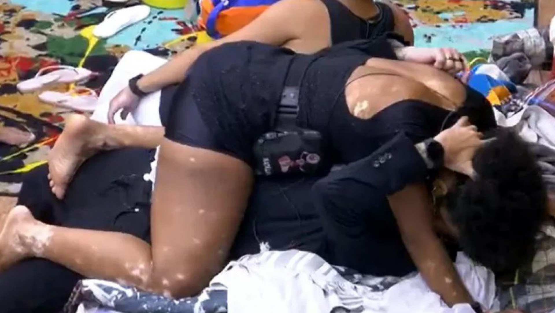 Clima esquenta entre Natália e Eliezer no quarto Grunge - Reprodução