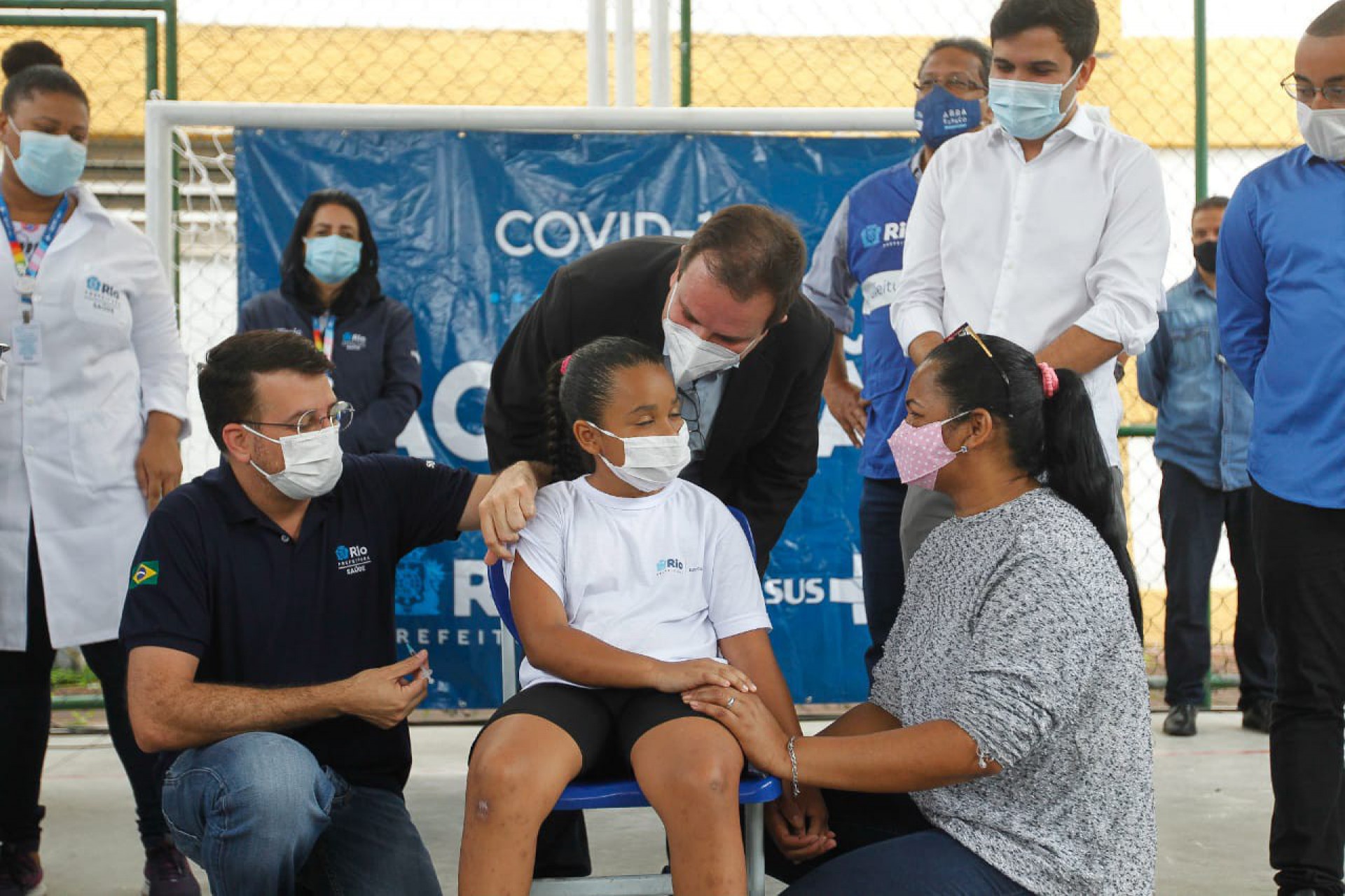 Ant&ocirc;nia da Cunha, levou a filha Fabiane da Cunha para se vacinar contra a covid-19 na Escola Municipal Rodrigo Mello Franco de Andrade, no Andara&iacute; - Reginaldo Pimenta / Ag&ecirc;ncia O Dia