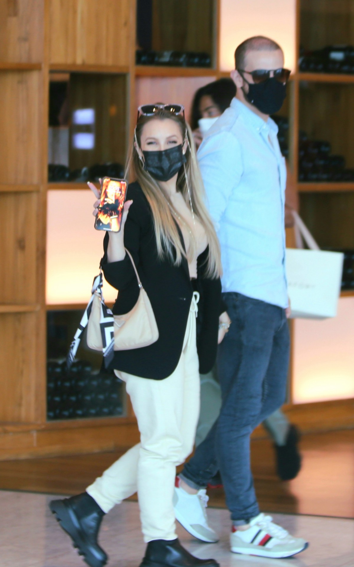 Carla Dias e Felipe Becari s&atilde;o flagrados em shopping da Zona Oeste do Rio