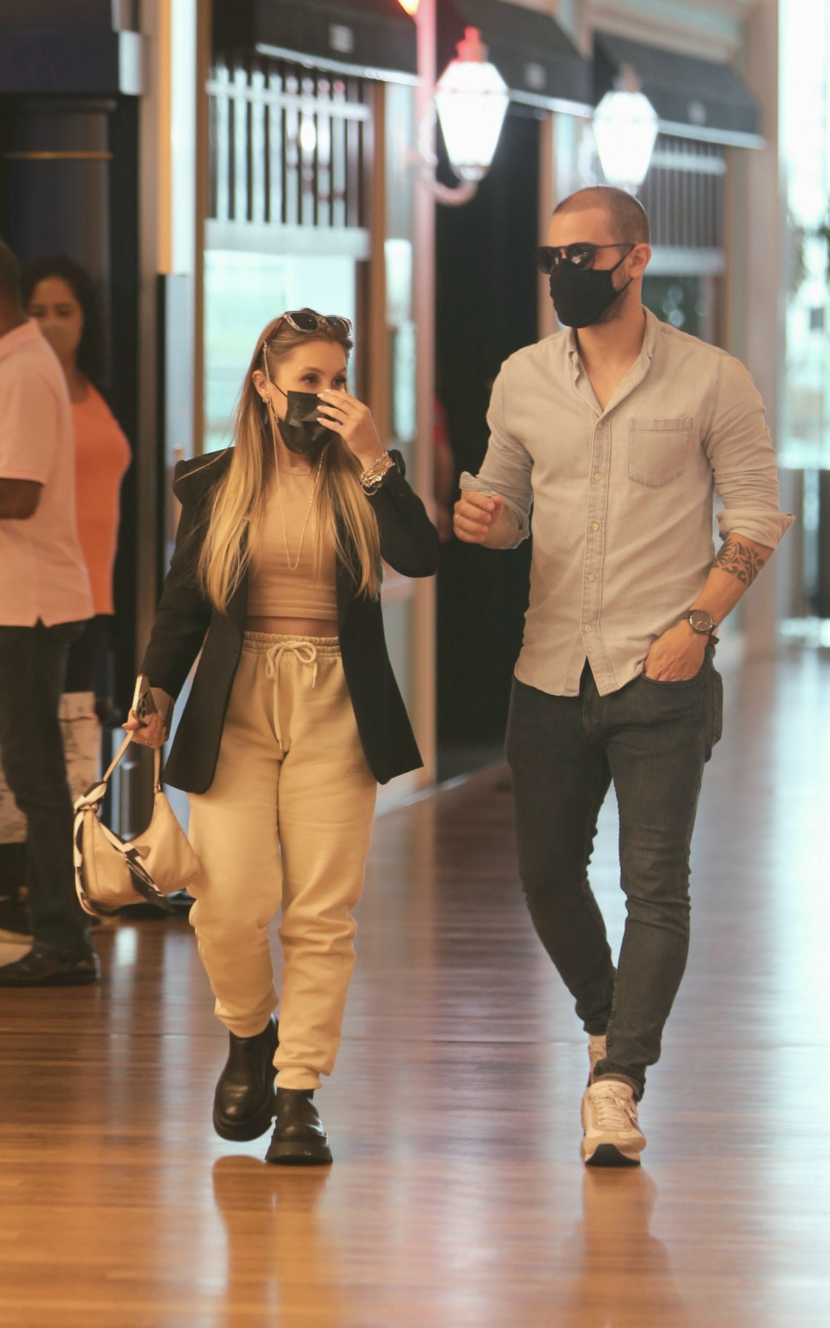 Carla Dias e Felipe Becari s&atilde;o flagrados em shopping da Zona Oeste do Rio