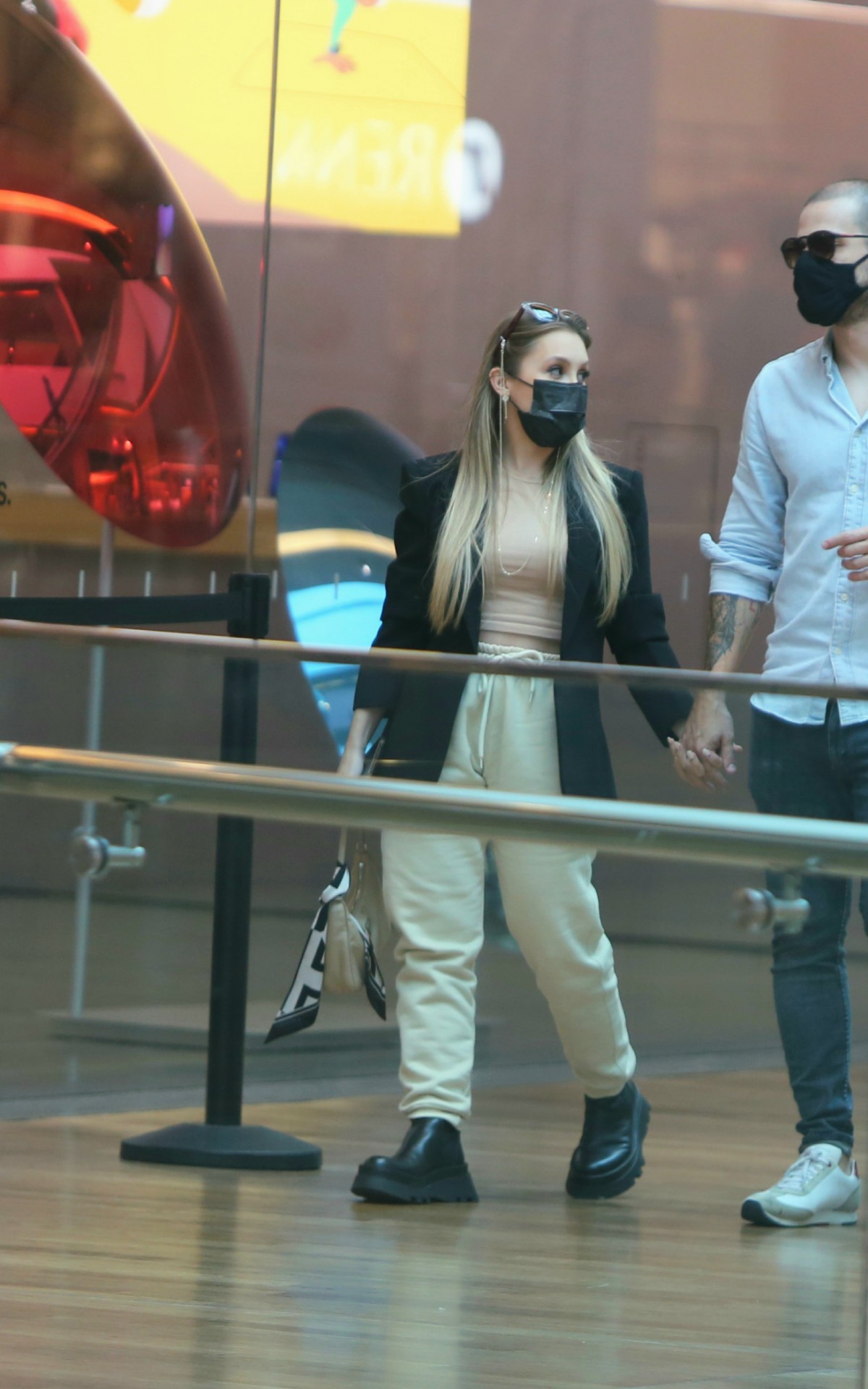 Carla Dias e Felipe Becari s&atilde;o flagrados em shopping da Zona Oeste do Rio