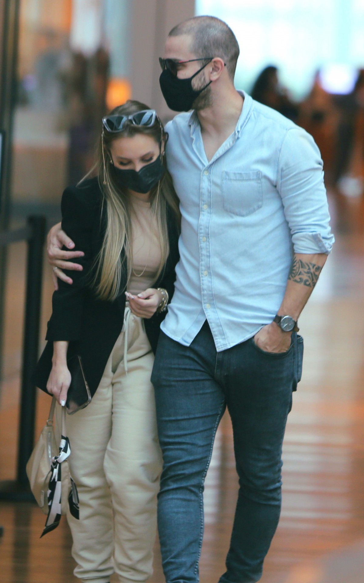 Carla Dias e Felipe Becari s&atilde;o flagrados em shopping da Zona Oeste do Rio