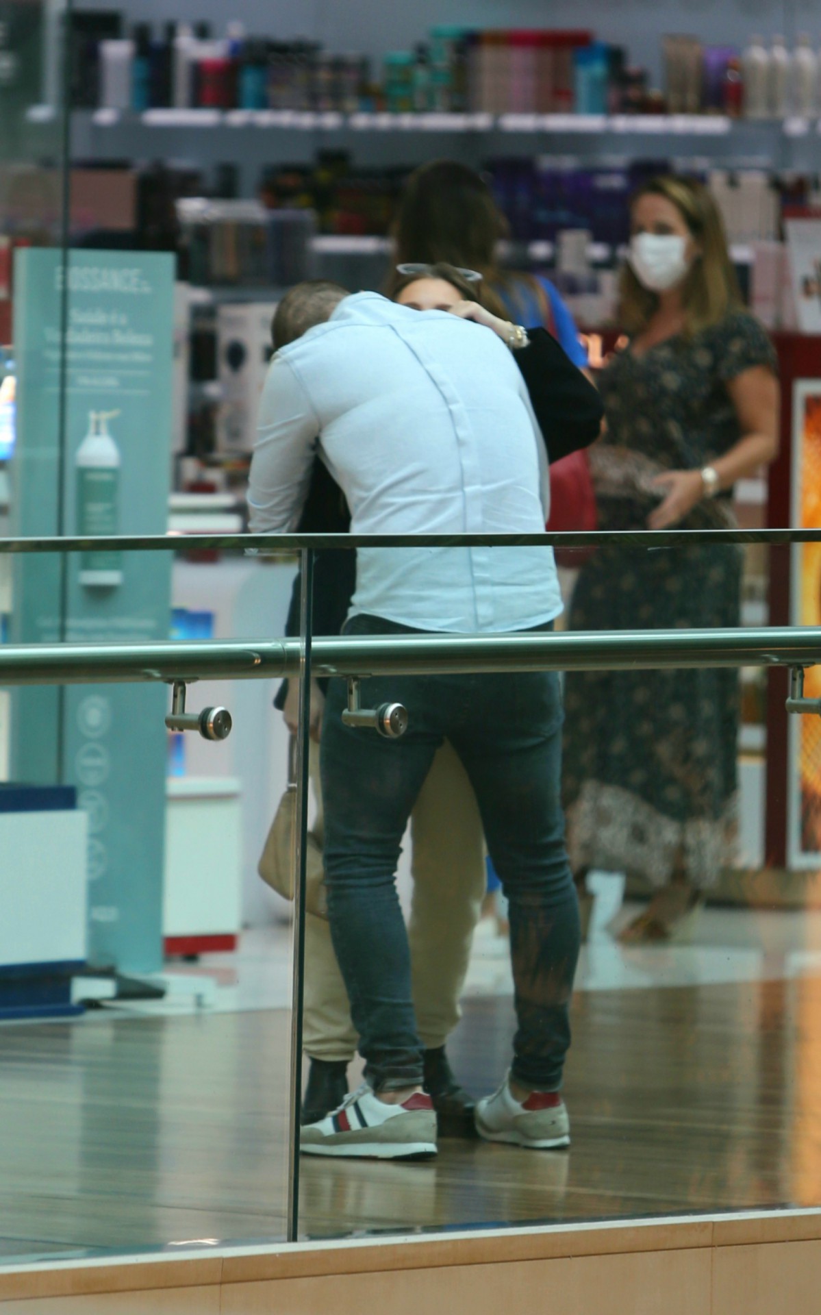 Carla Dias e Felipe Becari s&atilde;o flagrados em shopping da Zona Oeste do Rio